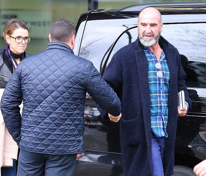 Cantona cắt đầu trọc để kỷ niệm 25 năm gia nhập Man Utd